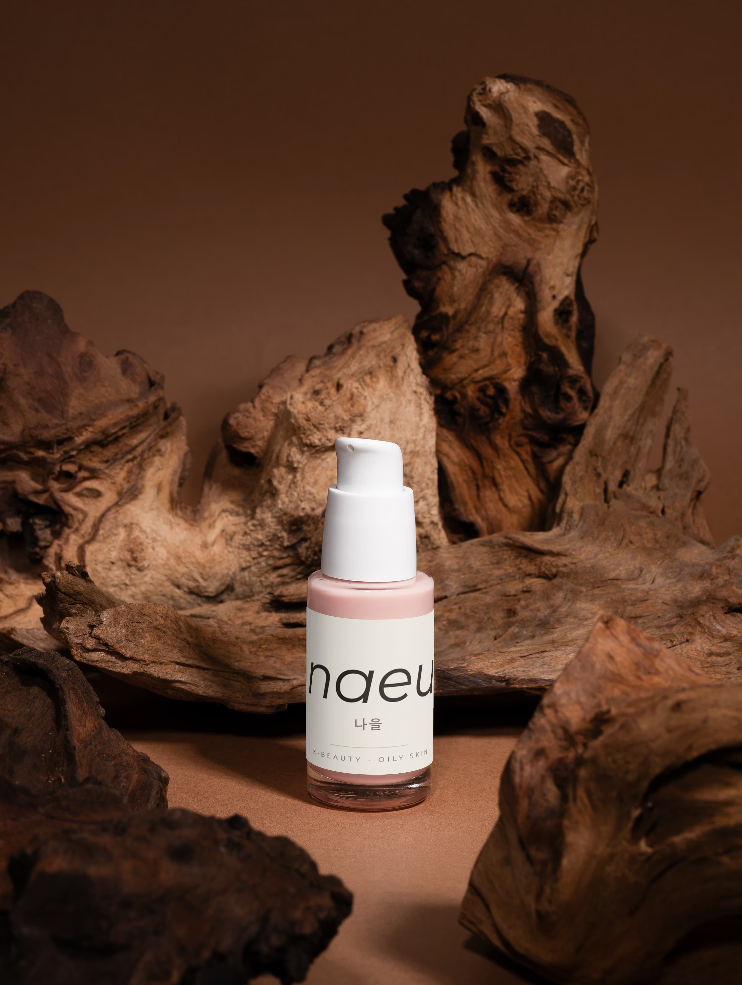 naeul — le sérum, sur fond bois